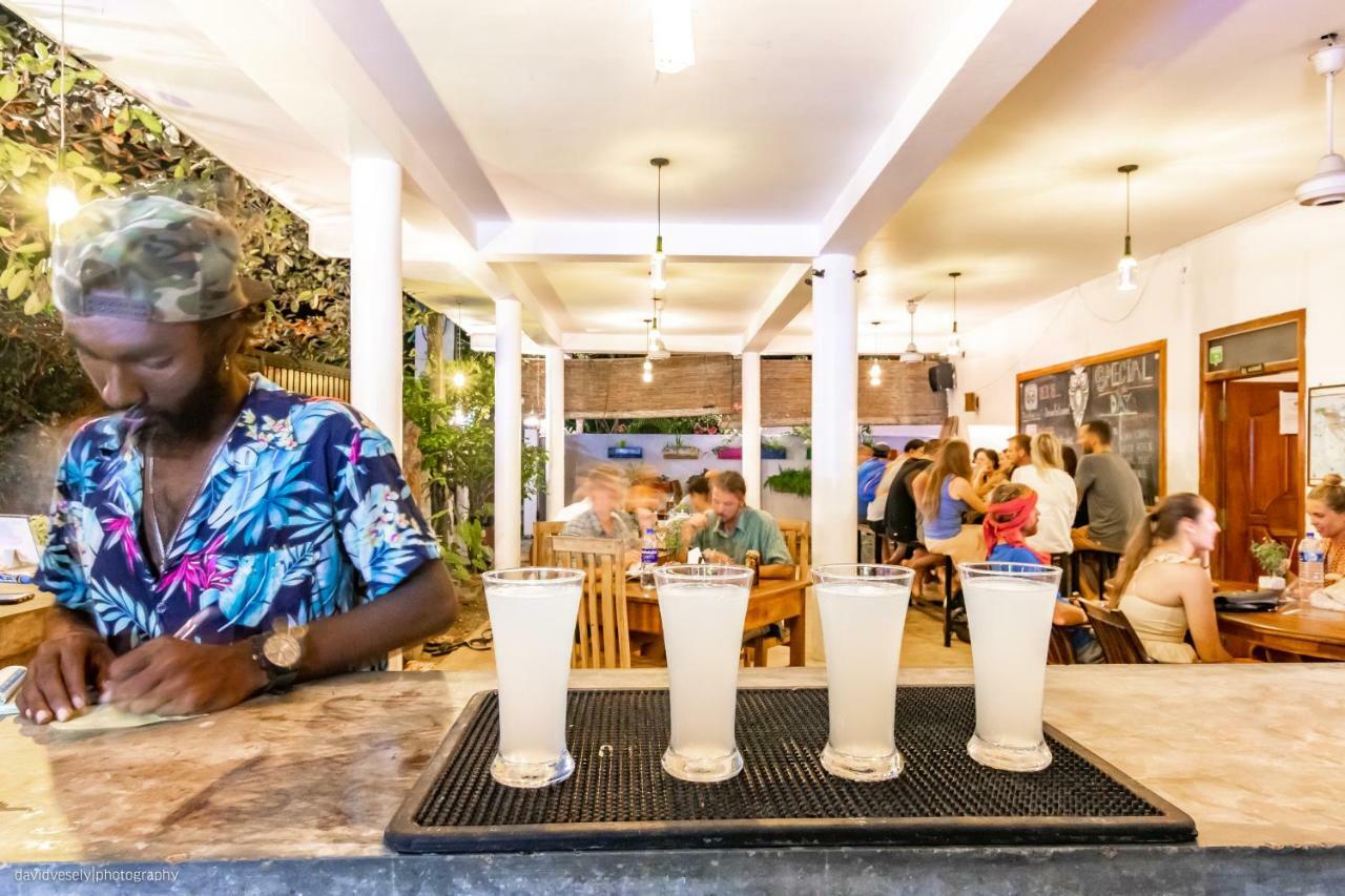 Dorian Guest House And Restaurant Уелигама Екстериор снимка